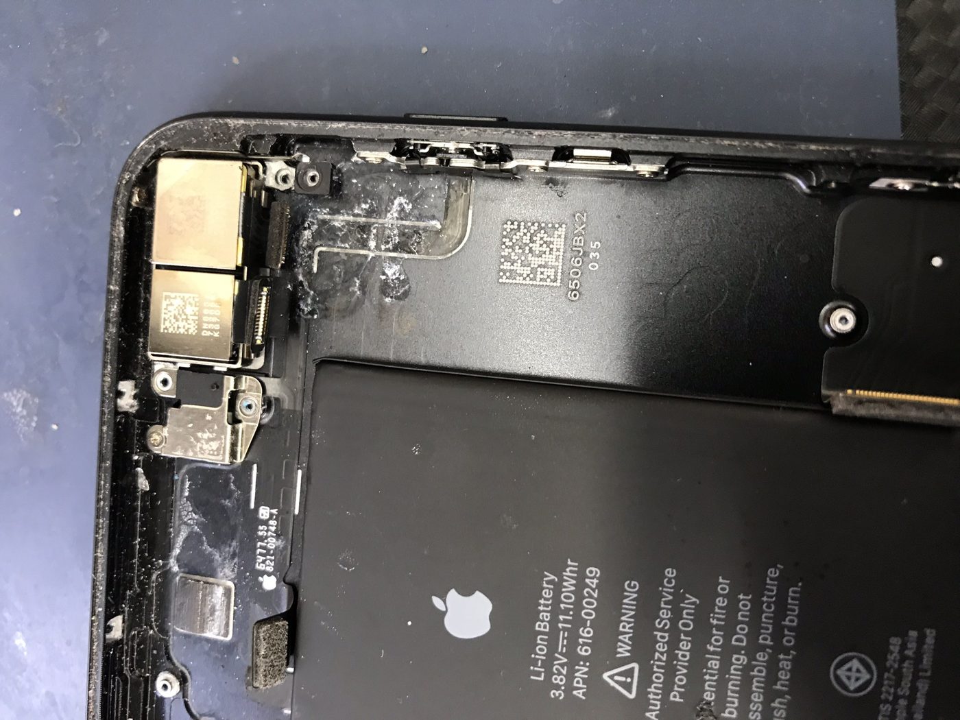Bateria de iPhone recien instalada en el taller de EspecialistaMac
