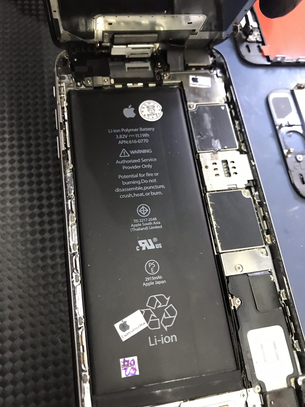 Cambio profesional de bateria de iPhone en EspecialistaMac, Quito