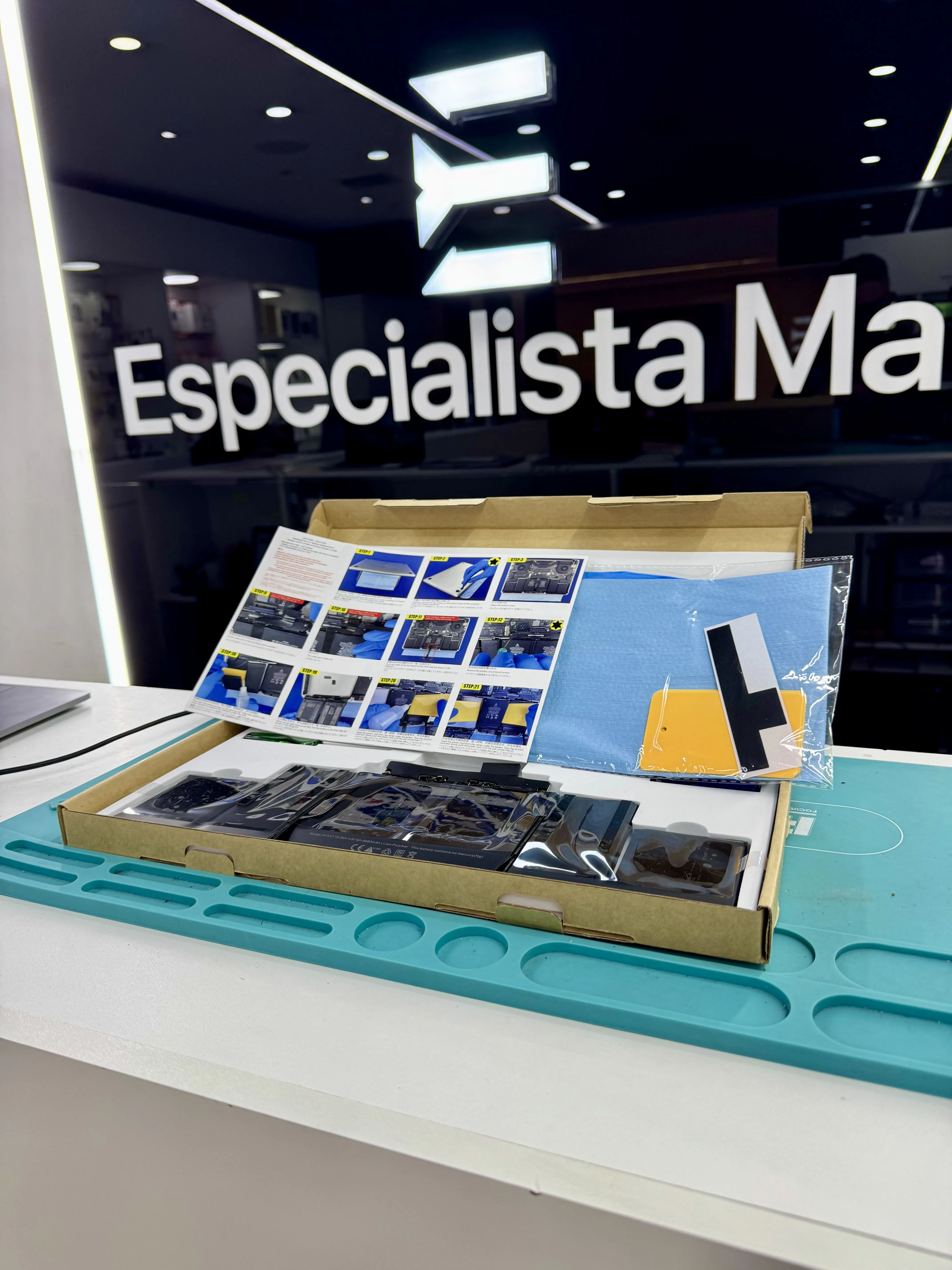 Batería MacBook nueva en su caja antes de instalación