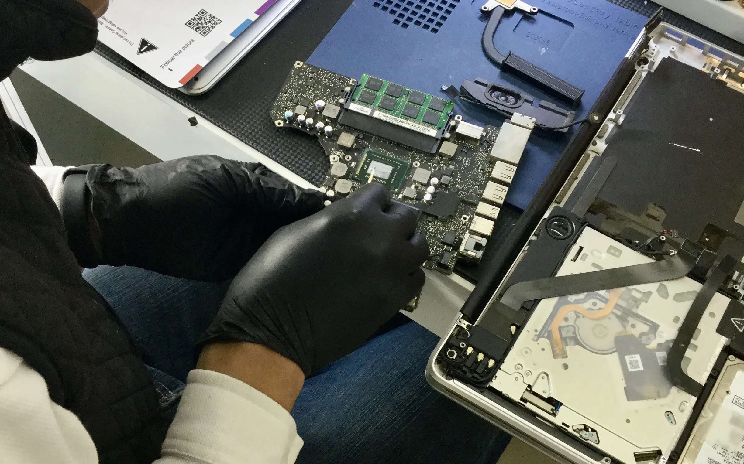 Microsoldadura bajo microscopio