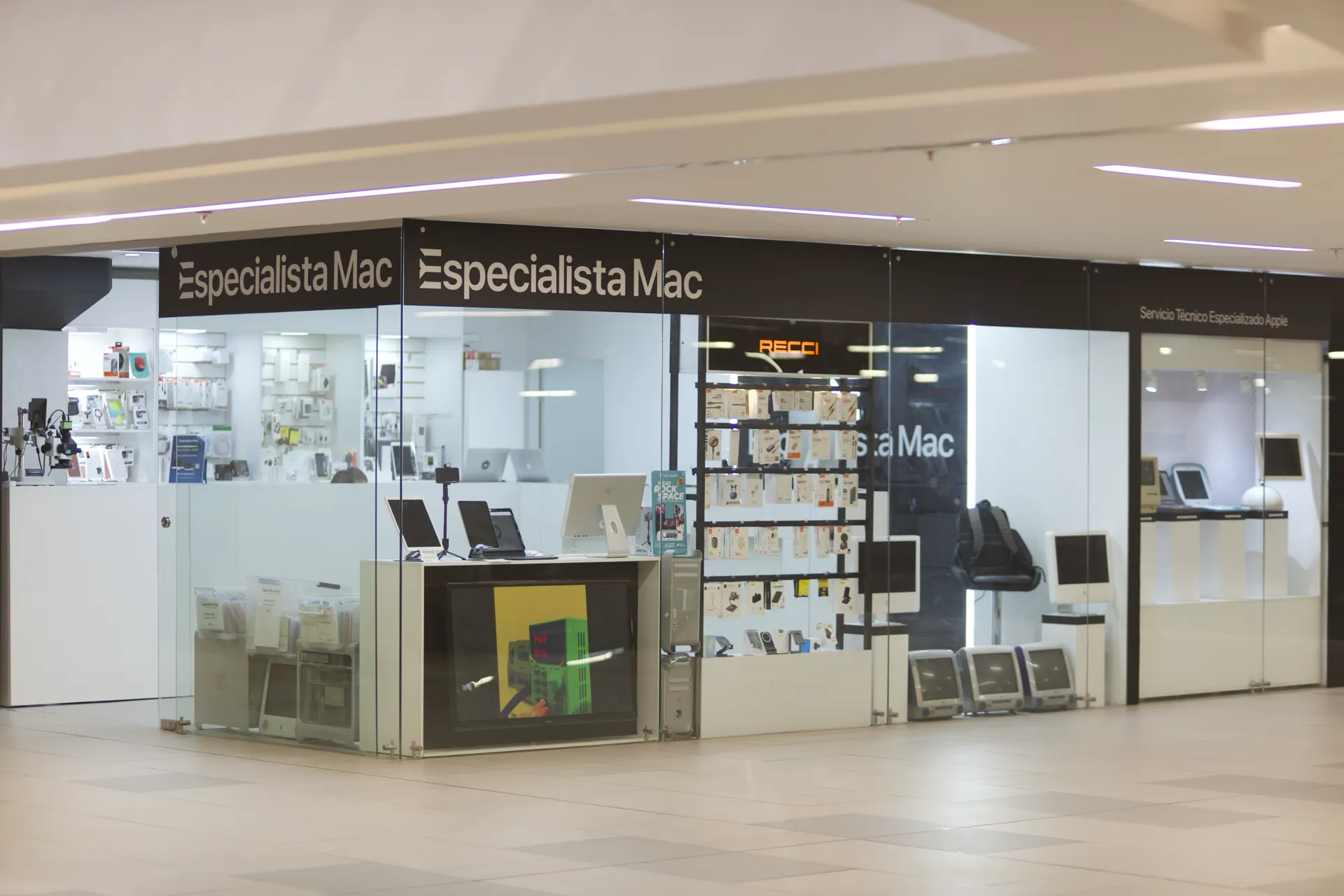 Fachada del taller EspecialistaMac en CC Riocentro Shopping, Quito