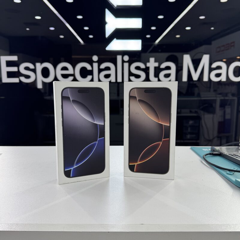 Vitrina EspecialistaMac con iPhones nuevos en exhibición — neón de marca al fondo