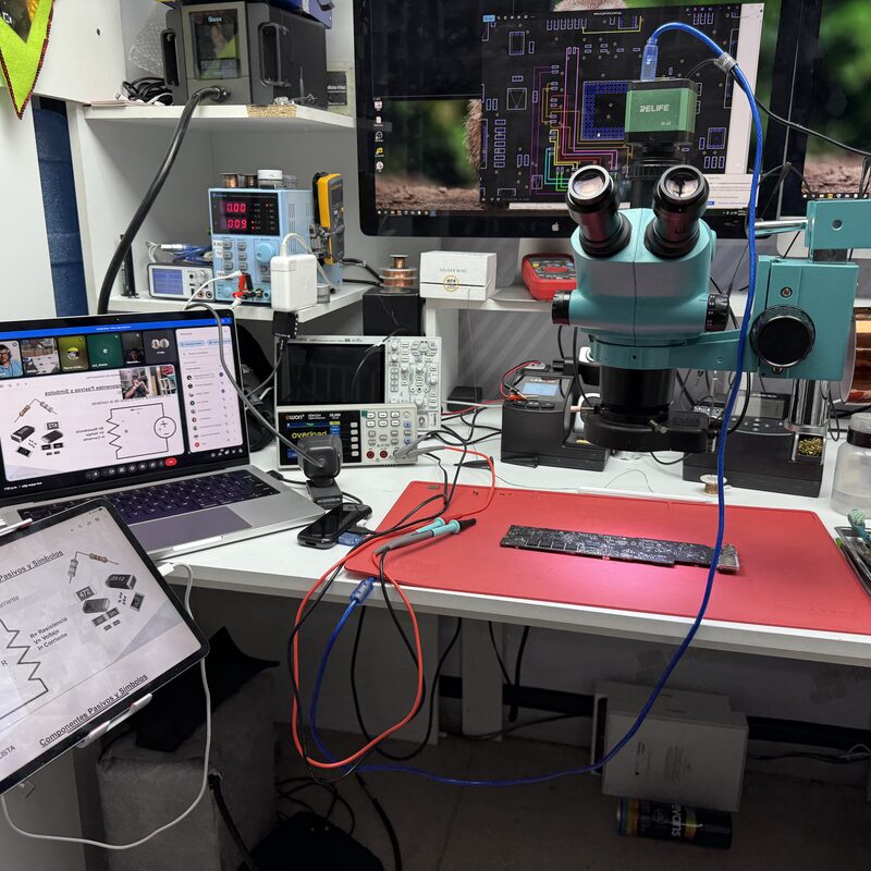 Estación de trabajo con microscopio, multímetro, osciloscopio y MacBook en el taller EspecialistaMac Quito