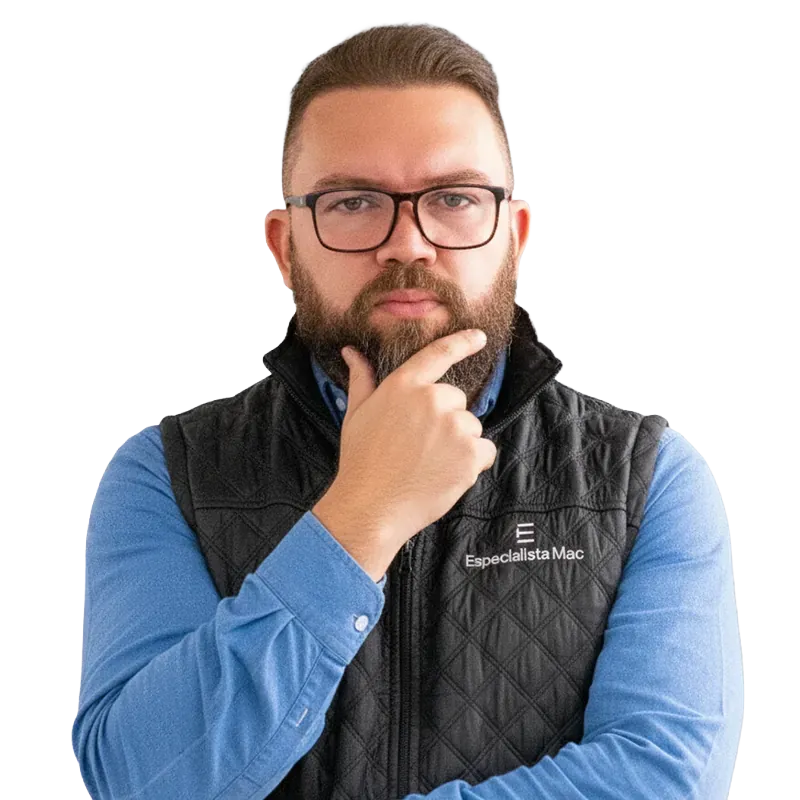 Juan Ramírez, fundador de EspecialistaMac, con el chaleco del taller