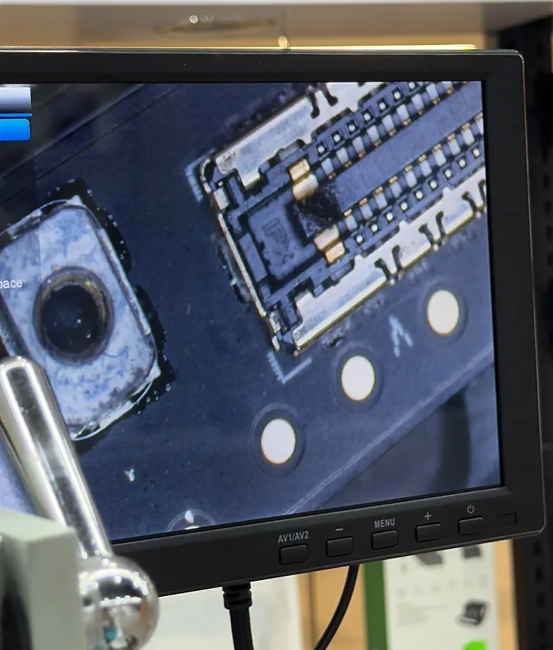 Monitor del microscopio mostrando un conector de placa ampliado, con un pin quemado