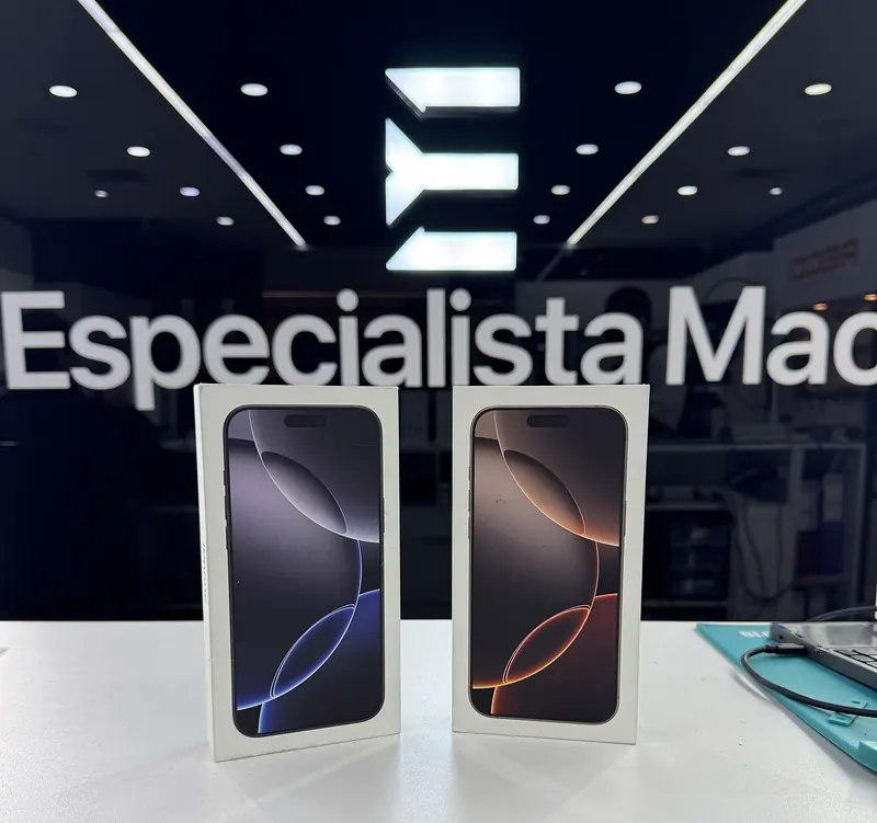 Dos cajas de iPhone sobre el mostrador con el letrero de EspecialistaMac detrás
