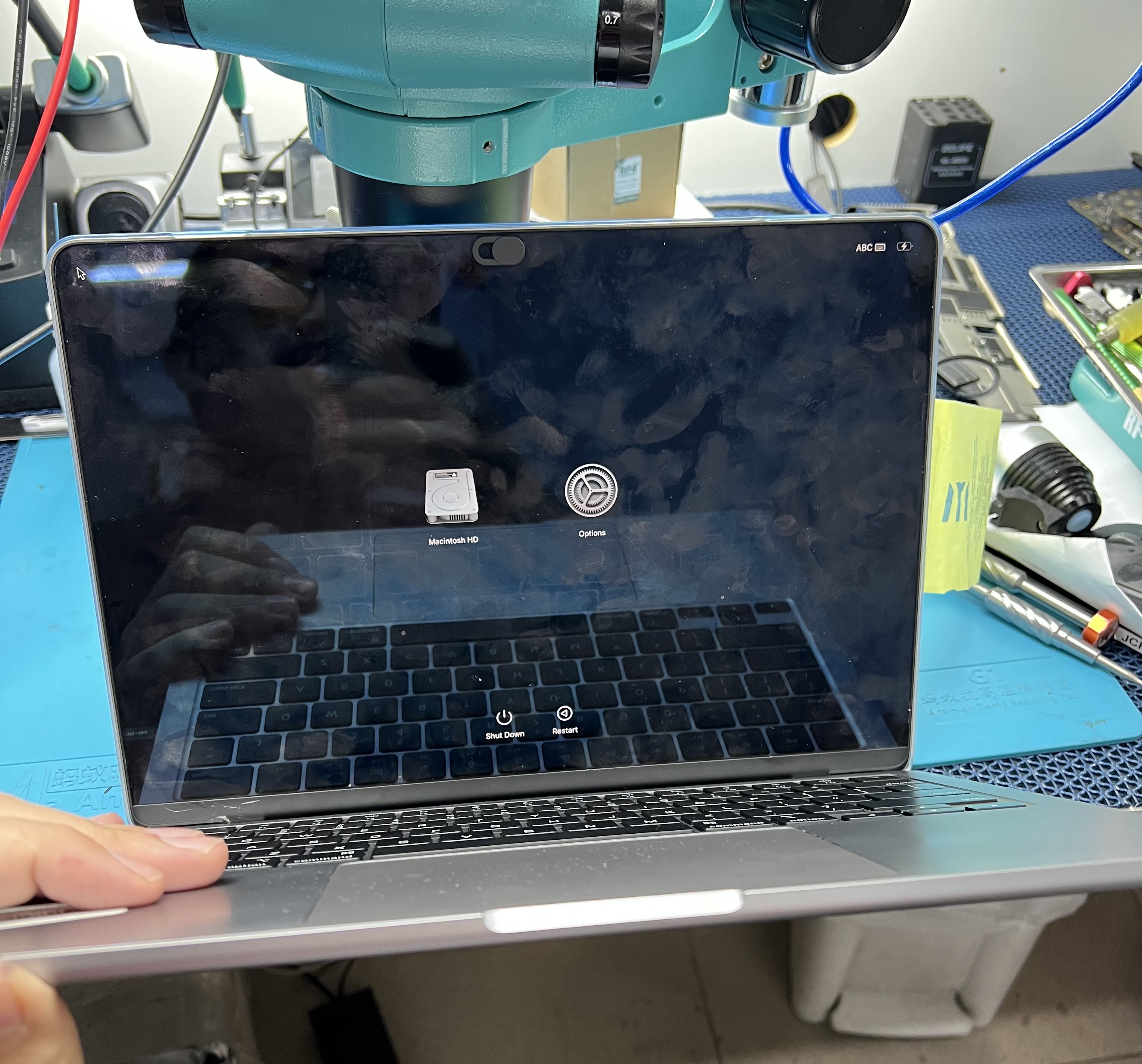 MacBook en estación de reparación